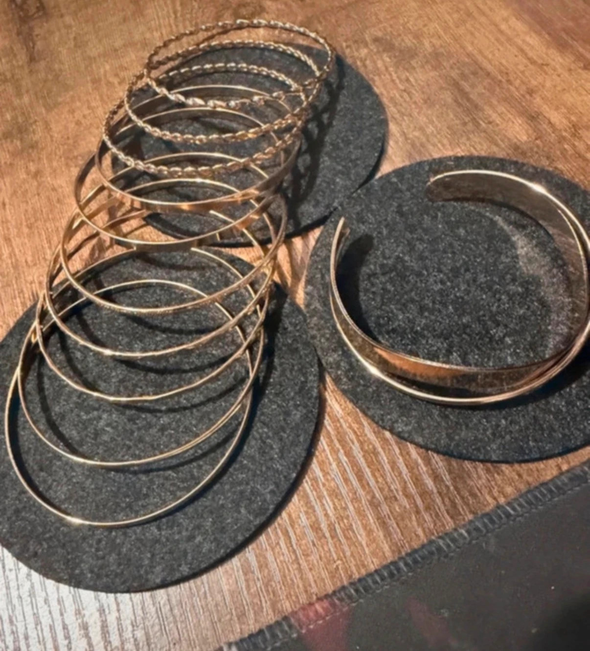 Ensemble de 11 bracelets joncs dorés assortis – Accessories – taille Taille unique 2