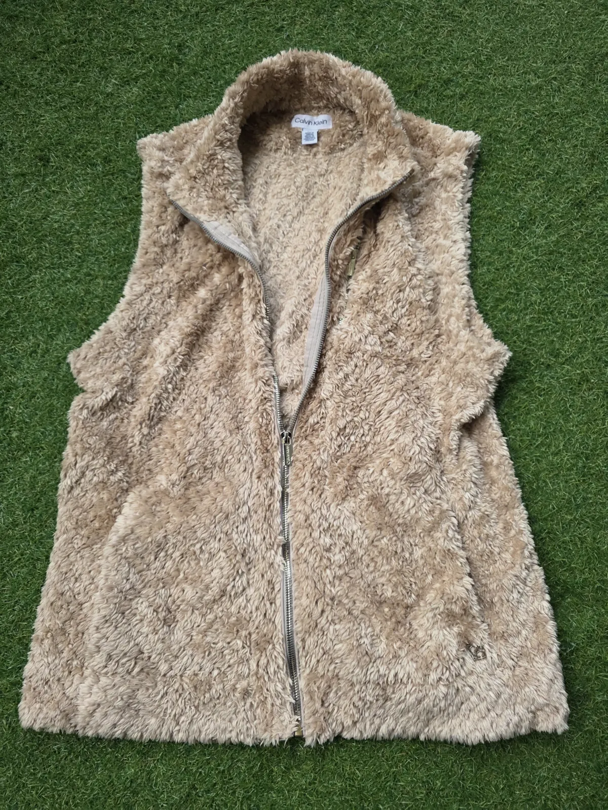 Gilet sans manches Calvin Klein en fausse fourrure – Calvin Klein – taille L 2