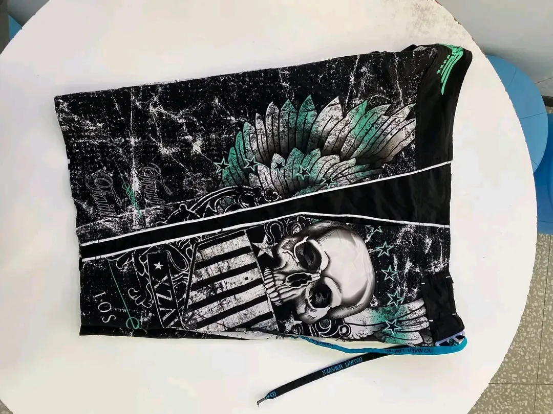 Graphic T-shirt with skull and turquoise details 5