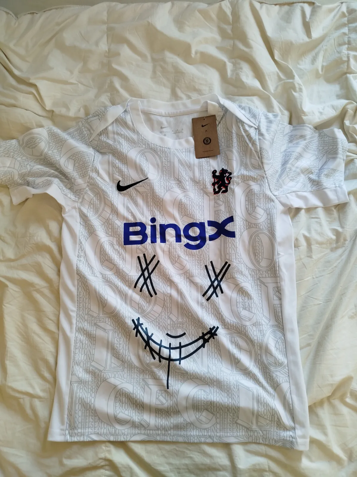 T-shirt blanc imprimé motifs géométriques 3
