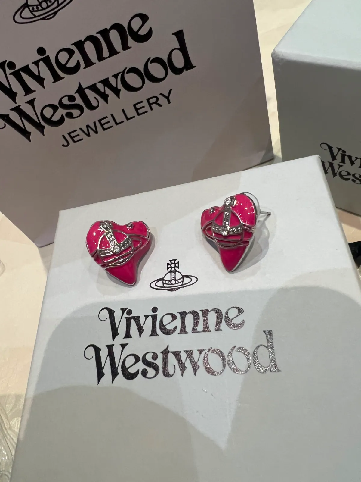 Boucles d'oreilles Vivienne Westwood cœurs fuchsia 2