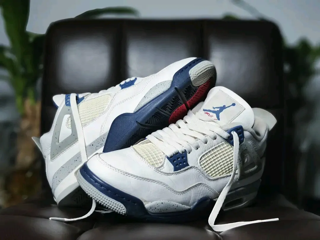 Jordan 4 Retro blanc bleu marine 4