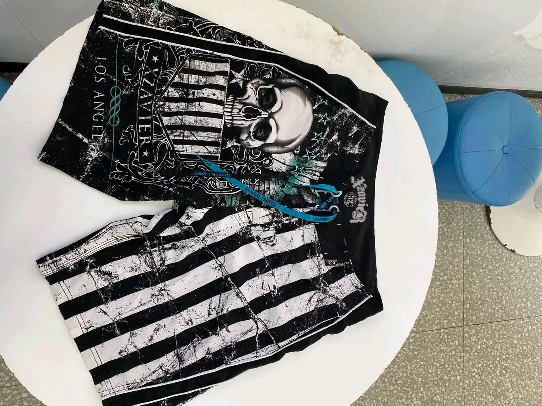 Graphic T-shirt with skull and turquoise details 3