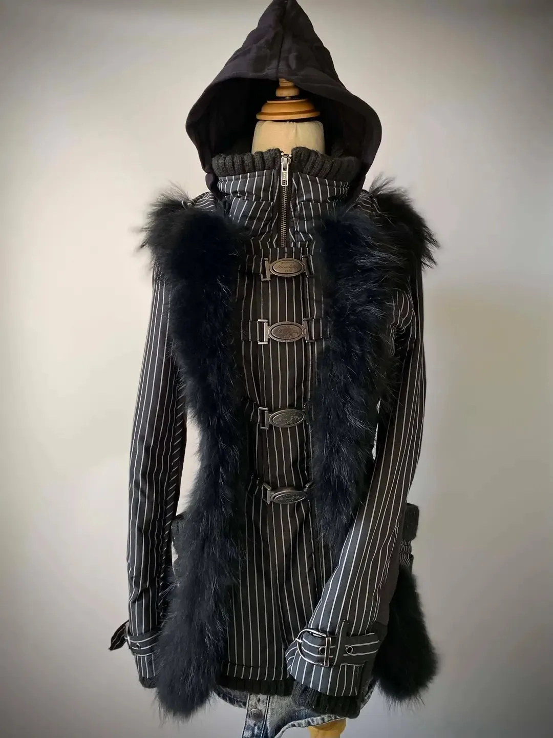 Veste noire rayée à capuche et fourrure
