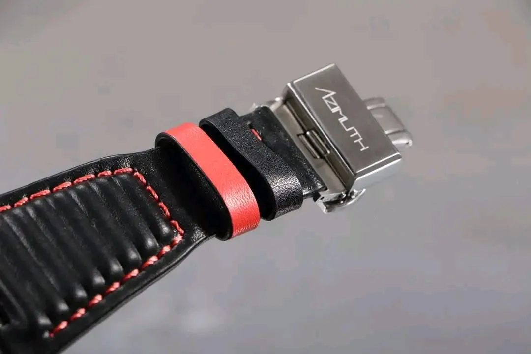 Montre analogique design noir et rouge 2