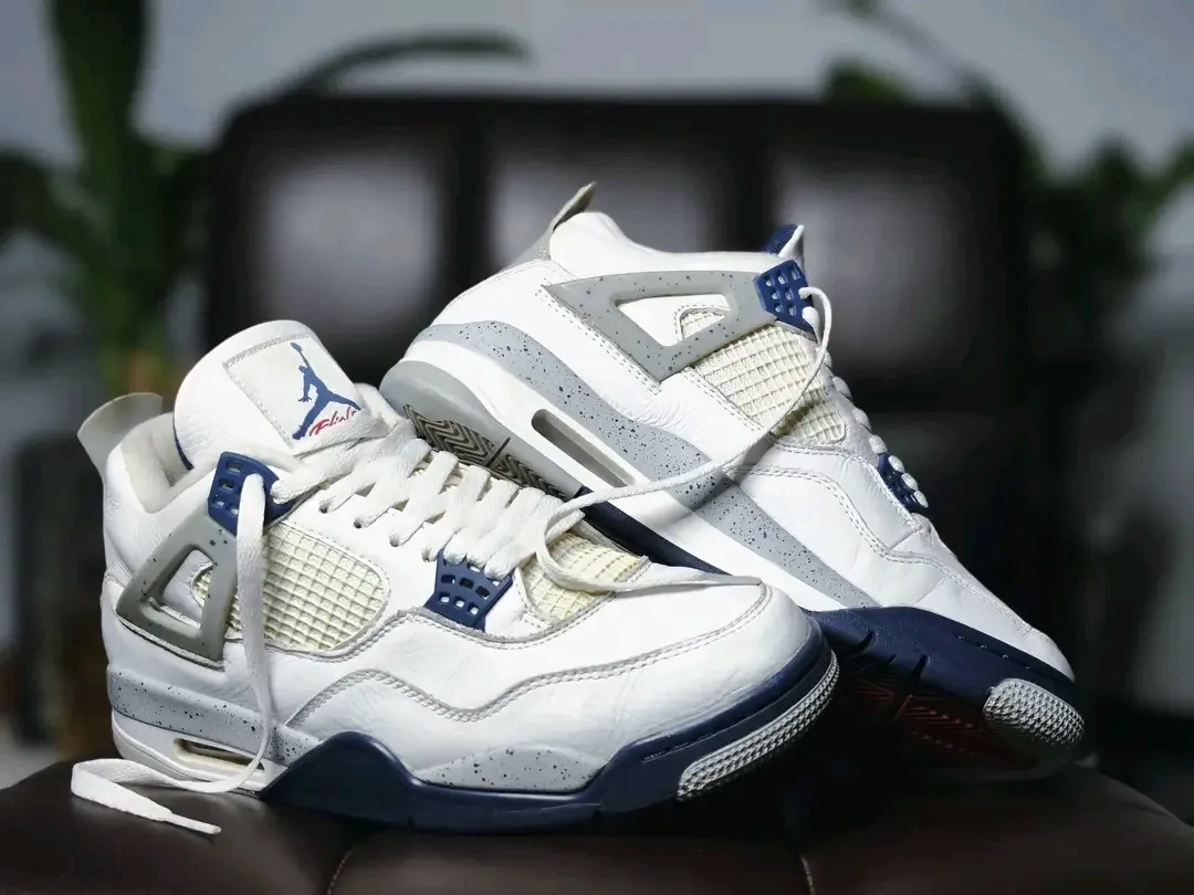 Jordan 4 Retro blanc bleu marine 2
