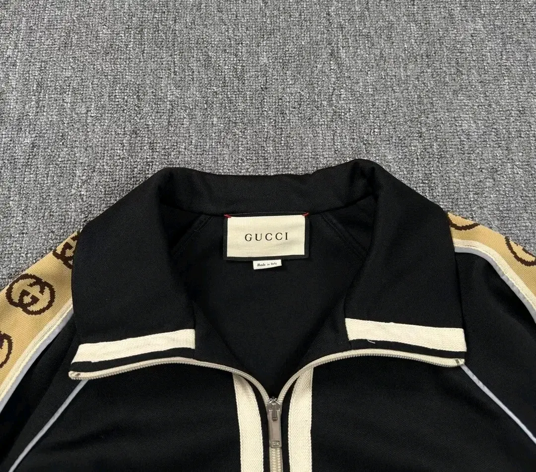 Gucci veste de sport noir bande GG or 3