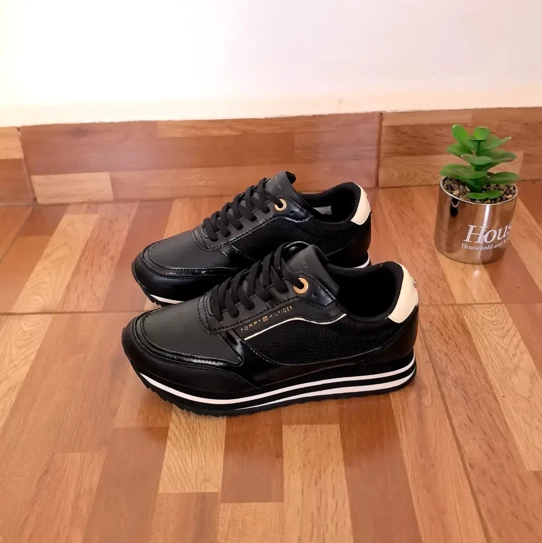 Baskets noires et blanches sport élégant 3