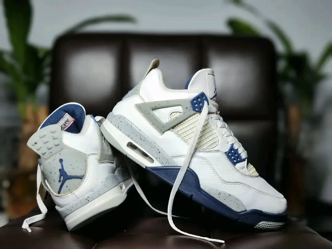 Jordan 4 Retro blanc bleu marine