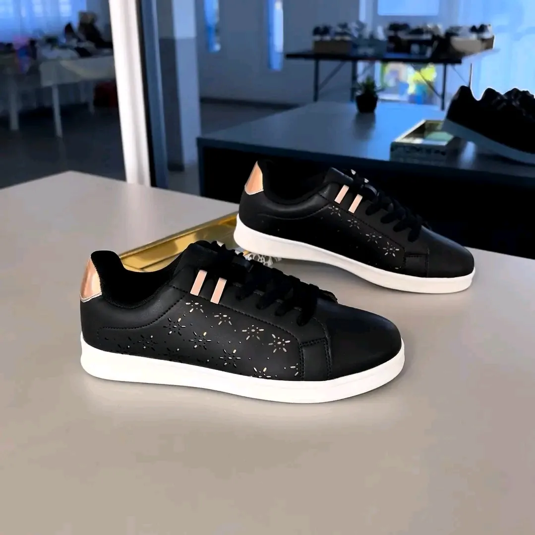 Baskets noires motif étoilé détails dorés 4