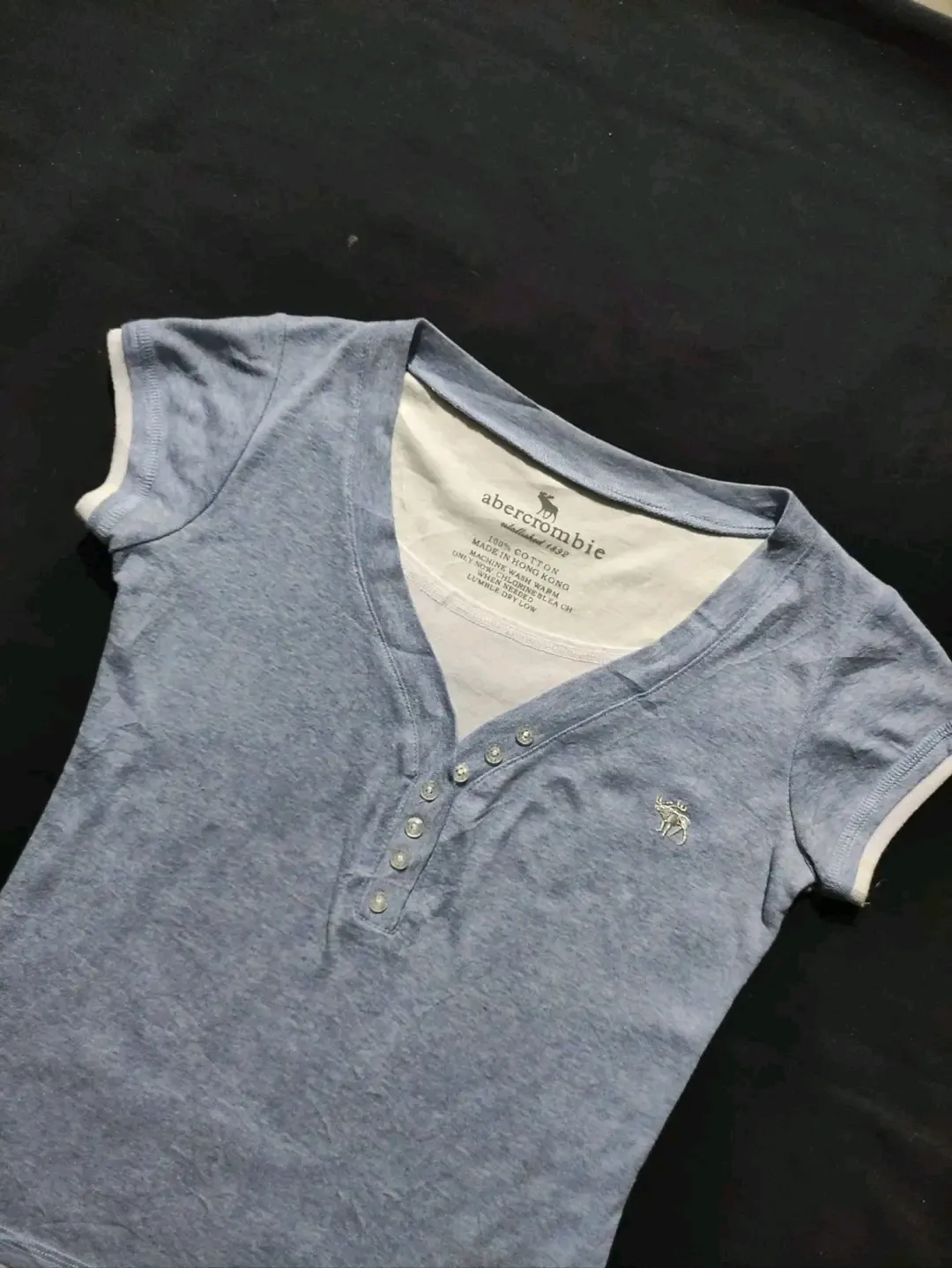 T-shirt Abercrombie & Fitch bleu ciel