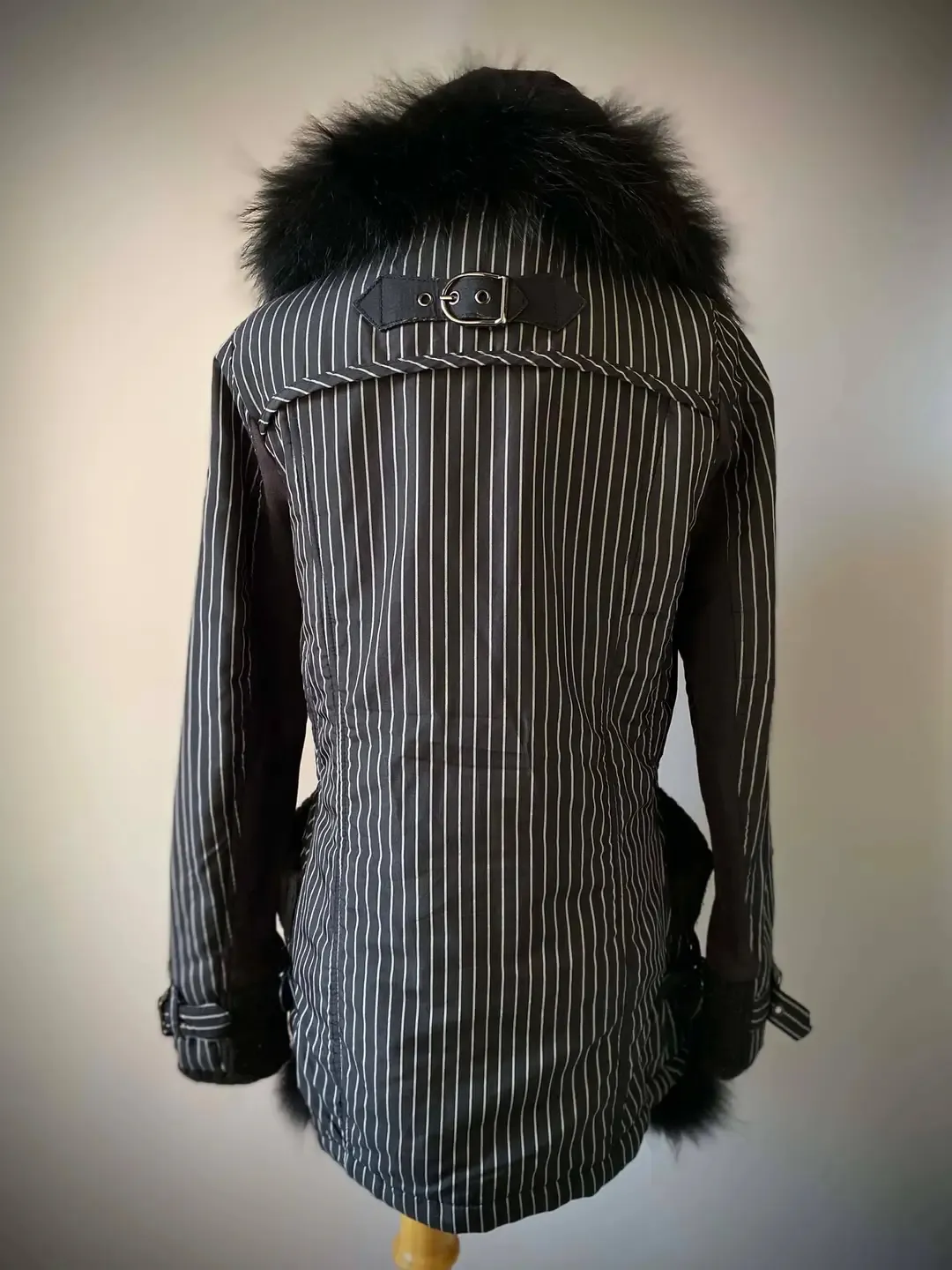 Veste noire rayée à capuche et fourrure 2