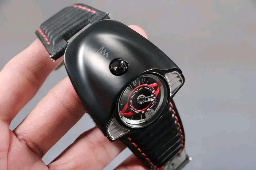 Montre analogique design noir et rouge 5