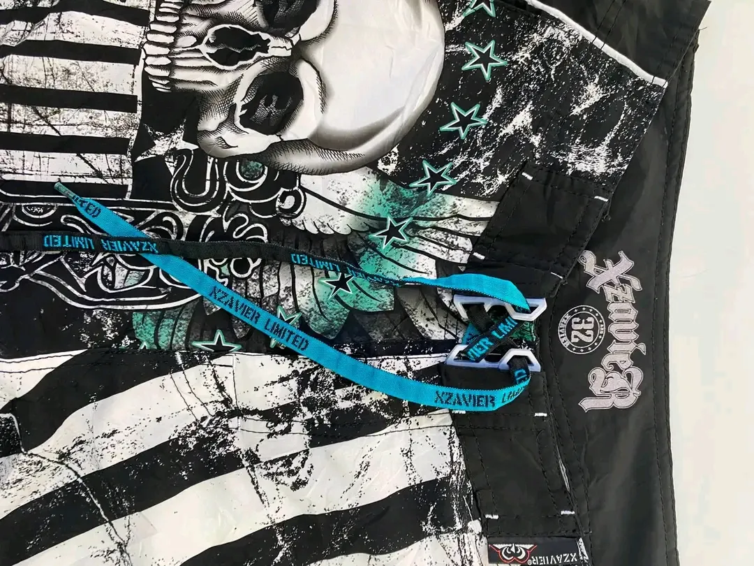 Graphic T-shirt with skull and turquoise details