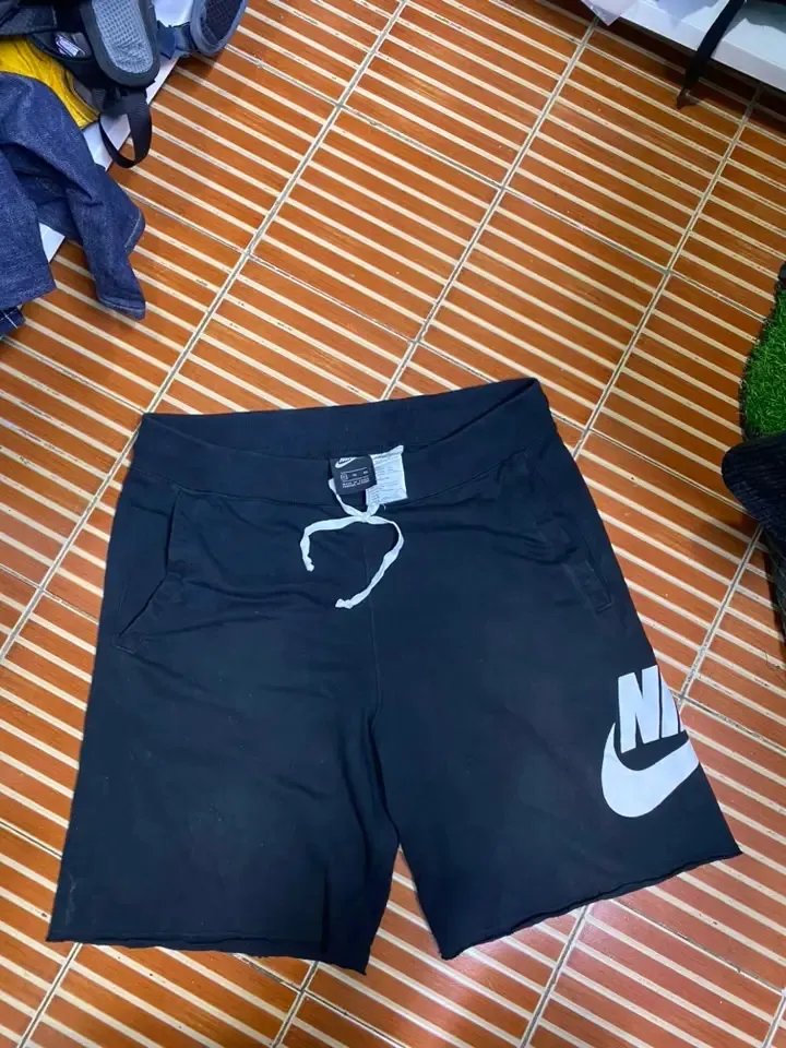 Short Nike noir avec logo