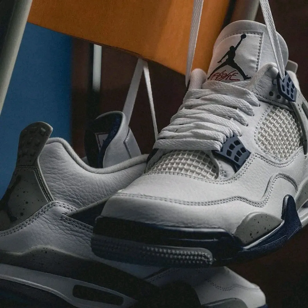 Jordan 4 Retro blanc bleu marine 3