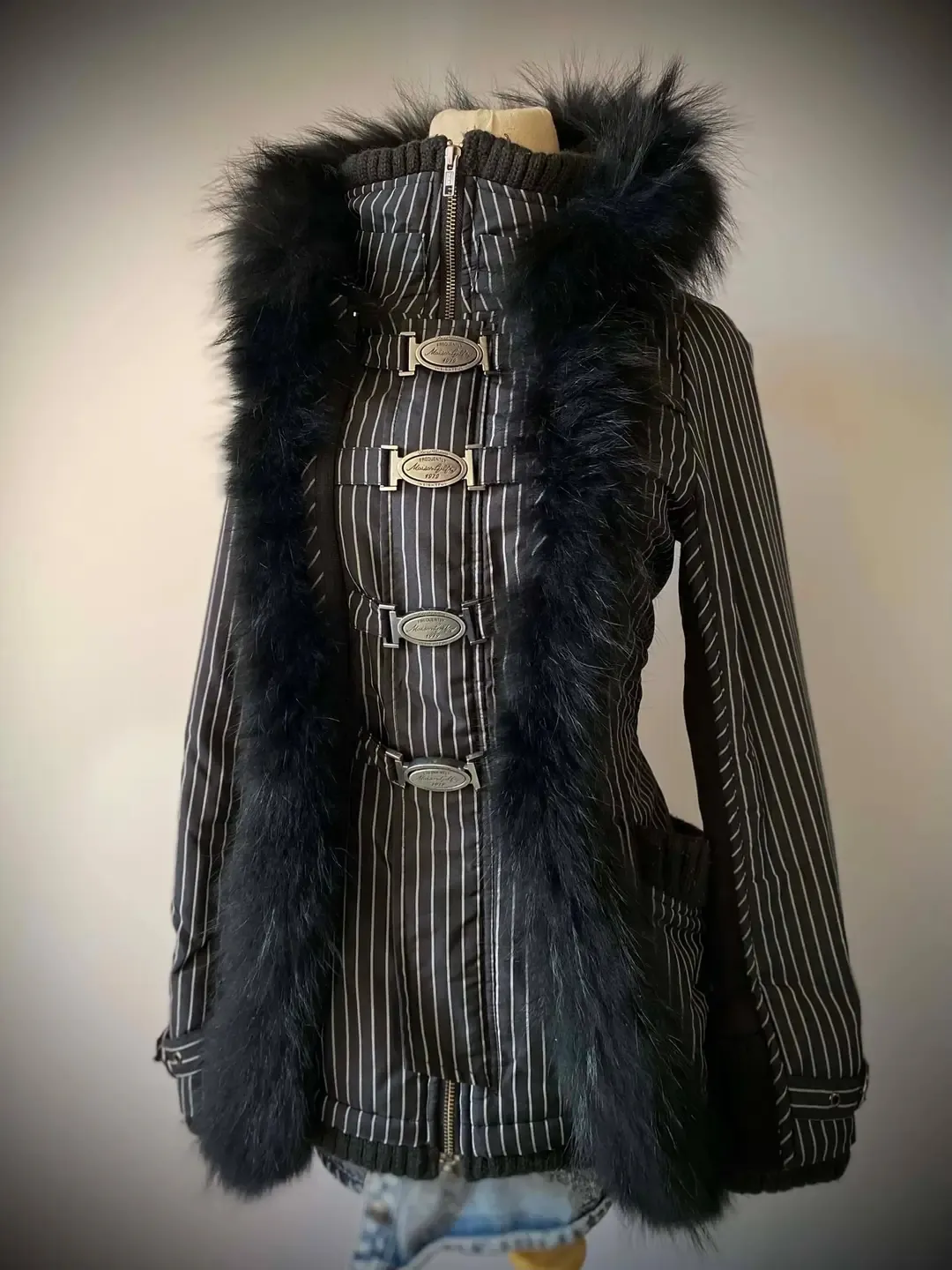Veste noire rayée à capuche et fourrure 3