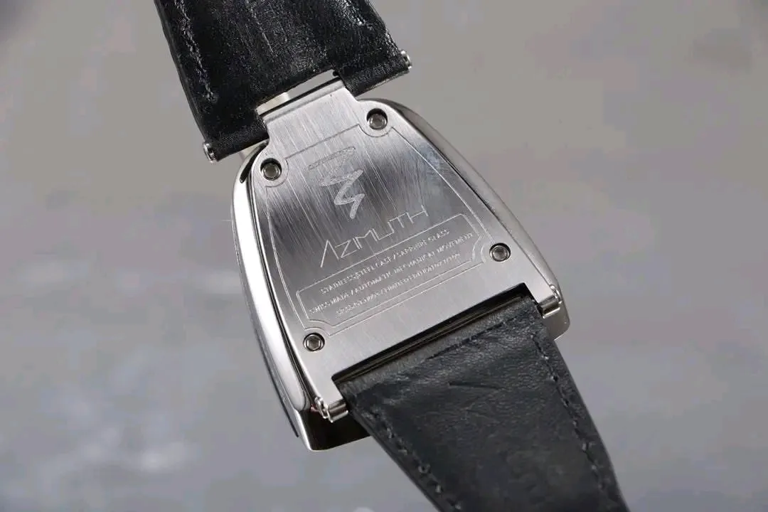 Montre analogique design noir et rouge 3