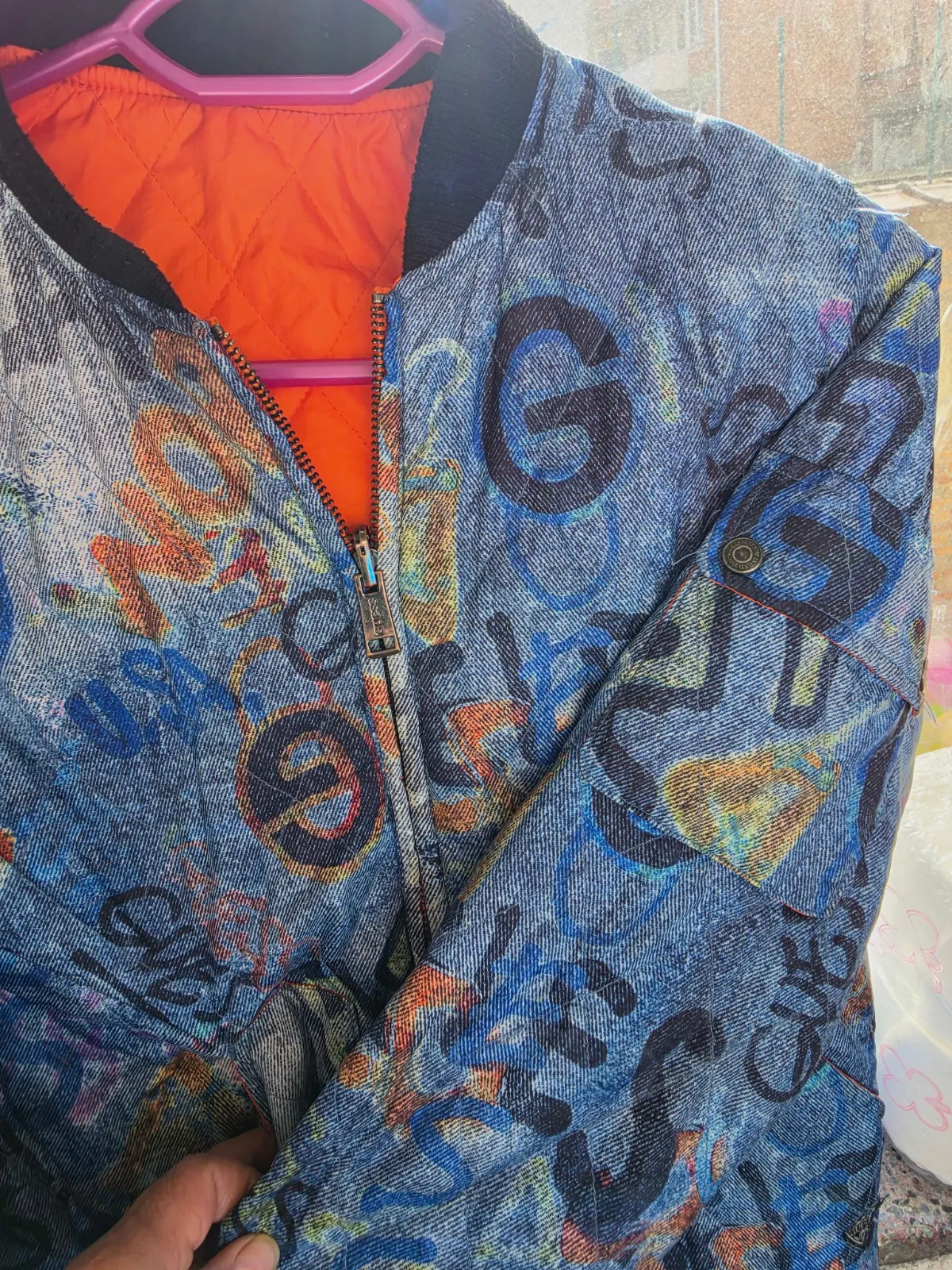 veste double face Guess imprimé graffiti bleu et noir – Guess – taille S 3