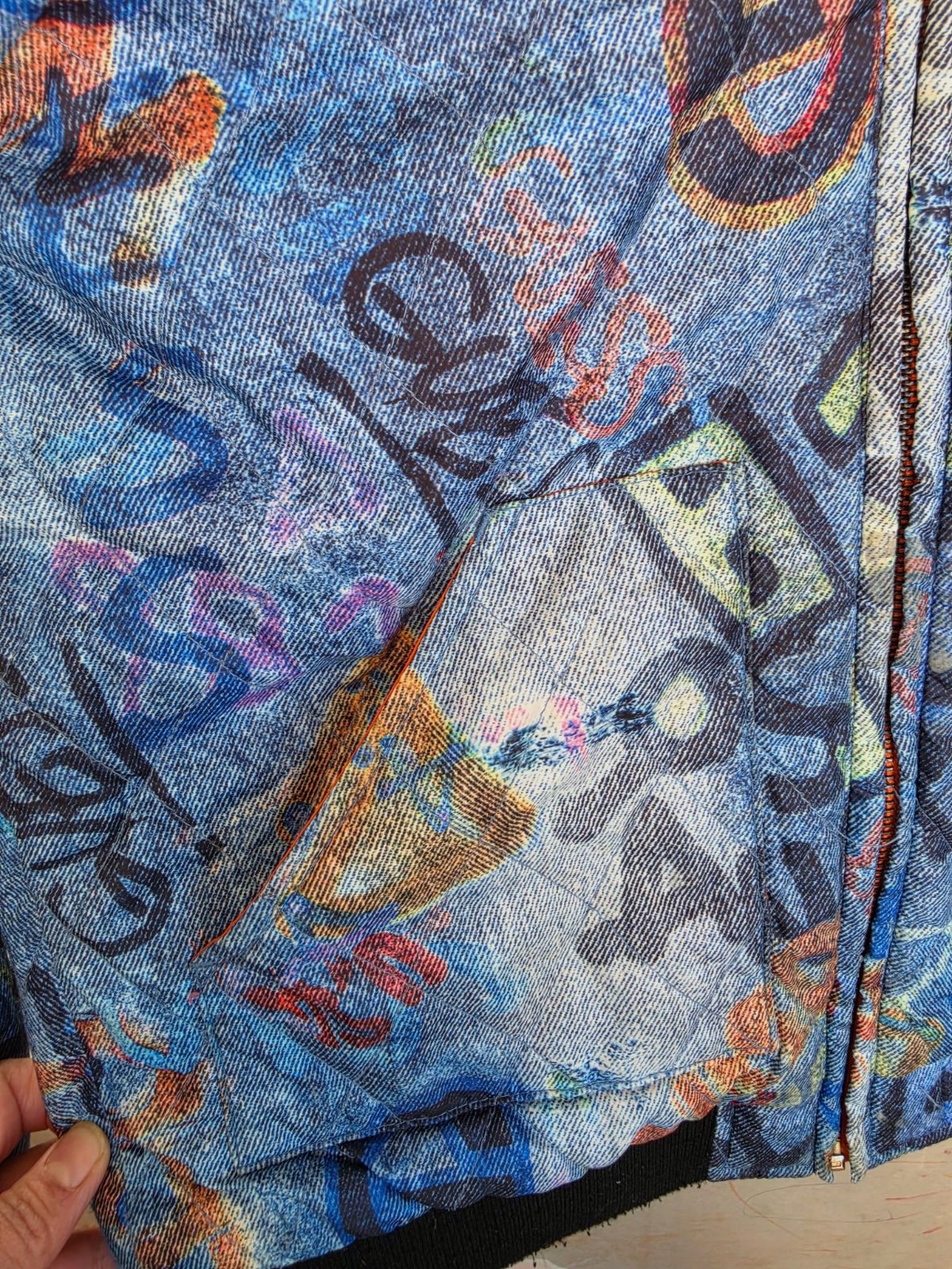 veste double face Guess imprimé graffiti bleu et noir – Guess – taille S 4