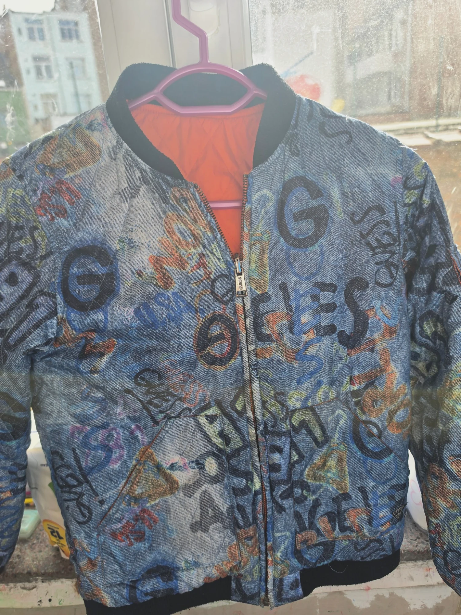 veste double face Guess imprimé graffiti bleu et noir