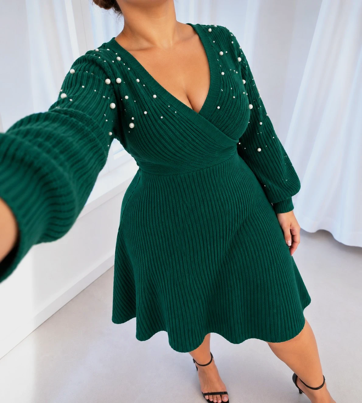 Robe pull verte à décolleté cache-cœur et perles taille 54 💎