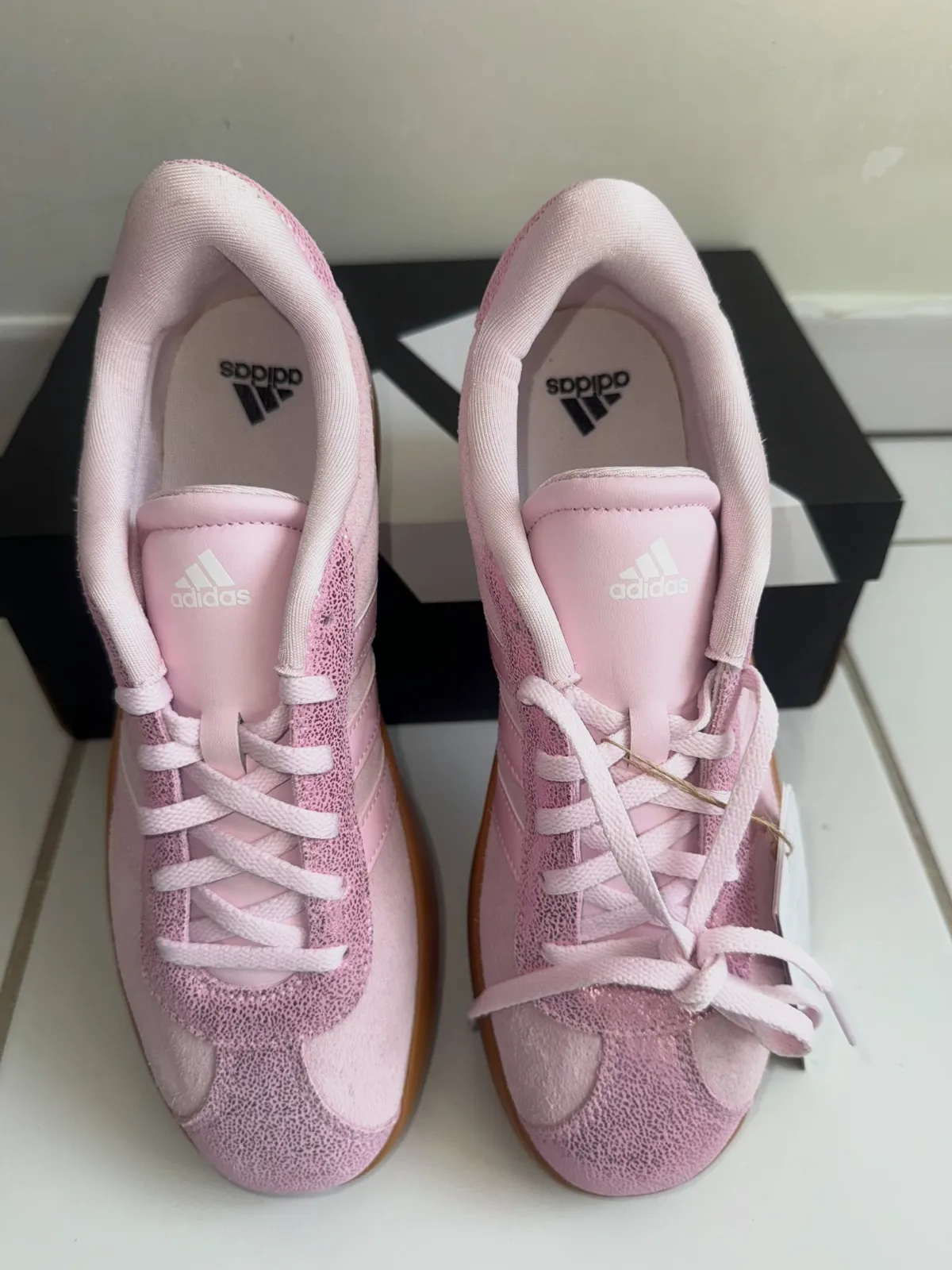 Baskets Adidas roses en daim