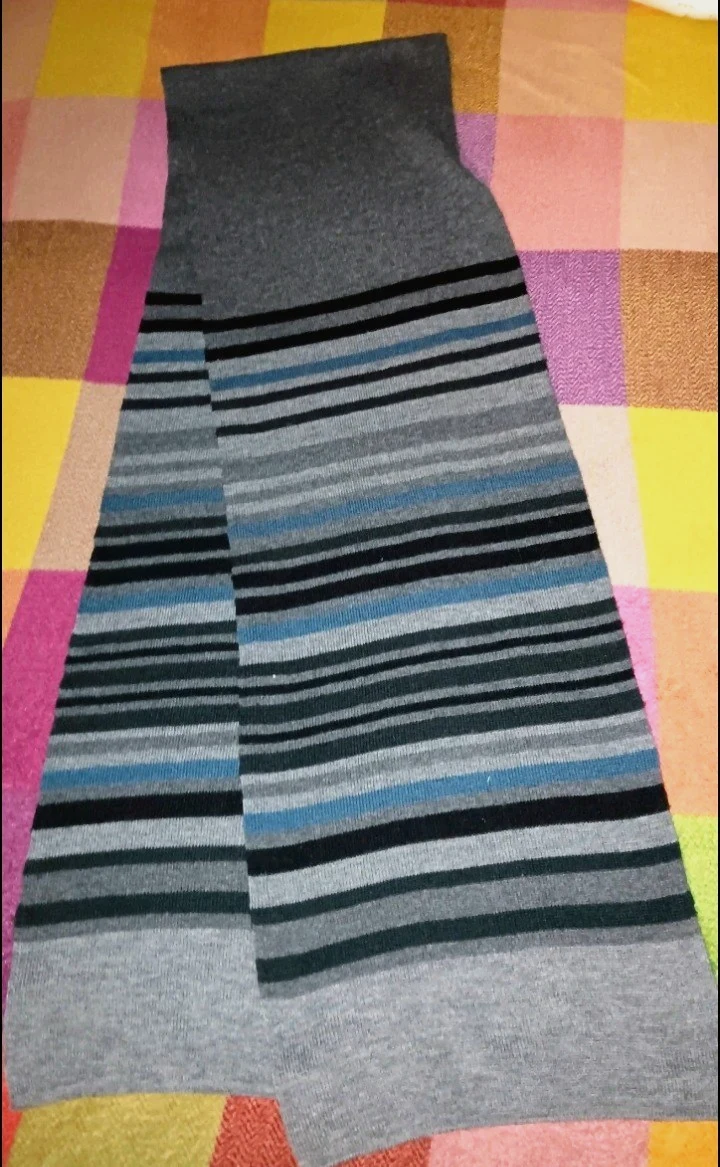 Écharpe en maille à rayures noires et bleues