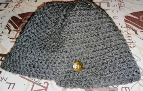 Bonnet en maille gris chiné avec bouton doré style marin