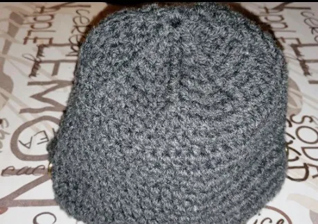 Bonnet en maille gris chiné avec bouton doré style marin – Sans marque 2