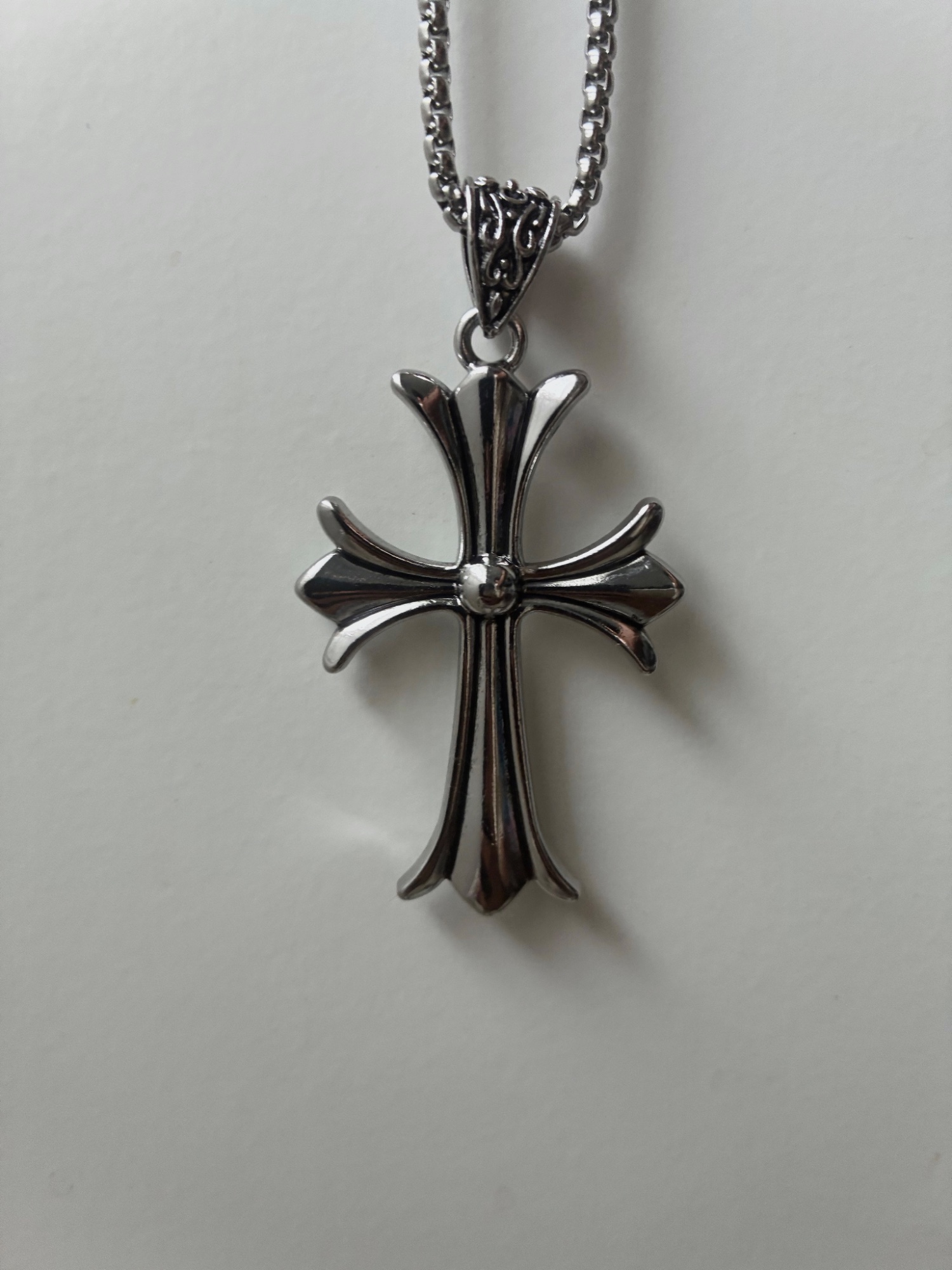 Collier pendentif croix gothique argenté