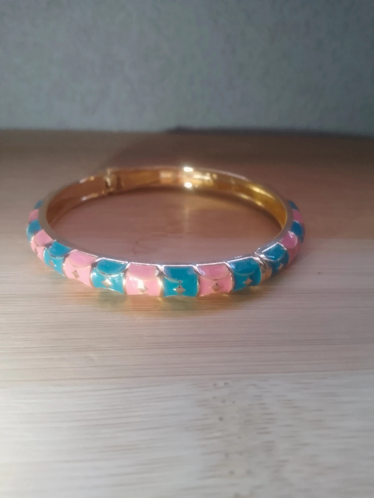 Brazalete rígido esmaltado vintage en rosa y azul turquesa (Detalles dorados)