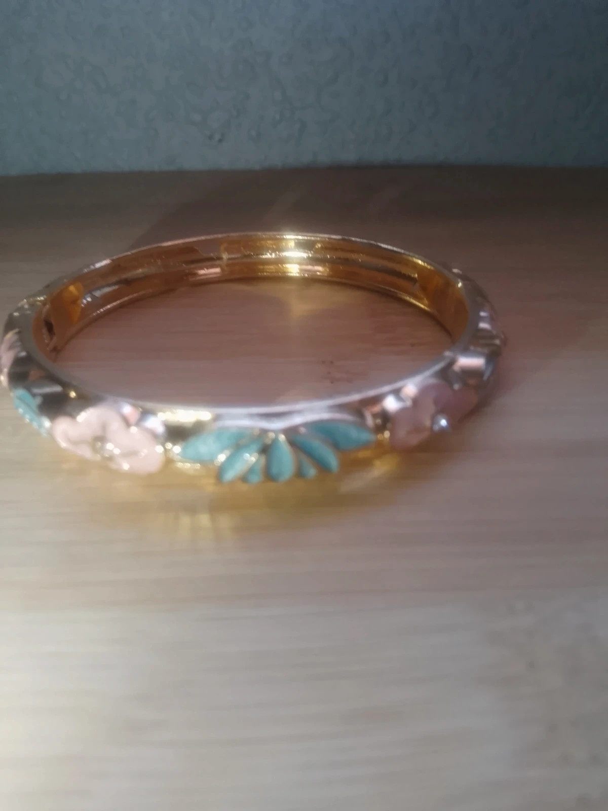 Gorgeous Gold Floral Hinged Bangle with Pastel Enamel – Accessories – taille Taille unique 2