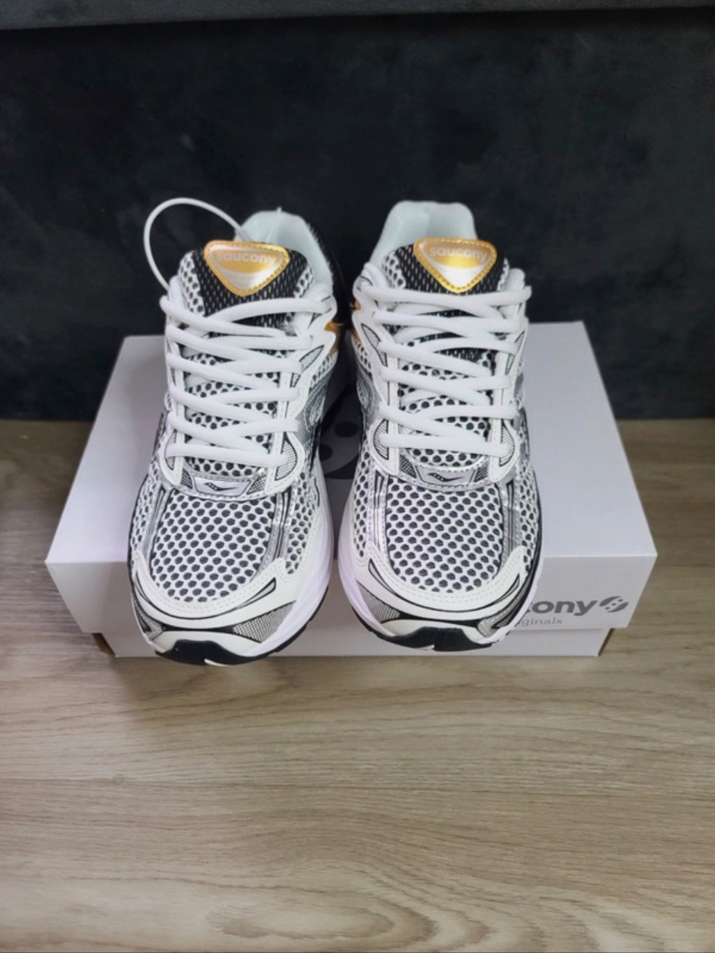 Baskets Saucony ProGrid ProGrid Omni 9 argent et dorées – Saucony – taille EU 42 3
