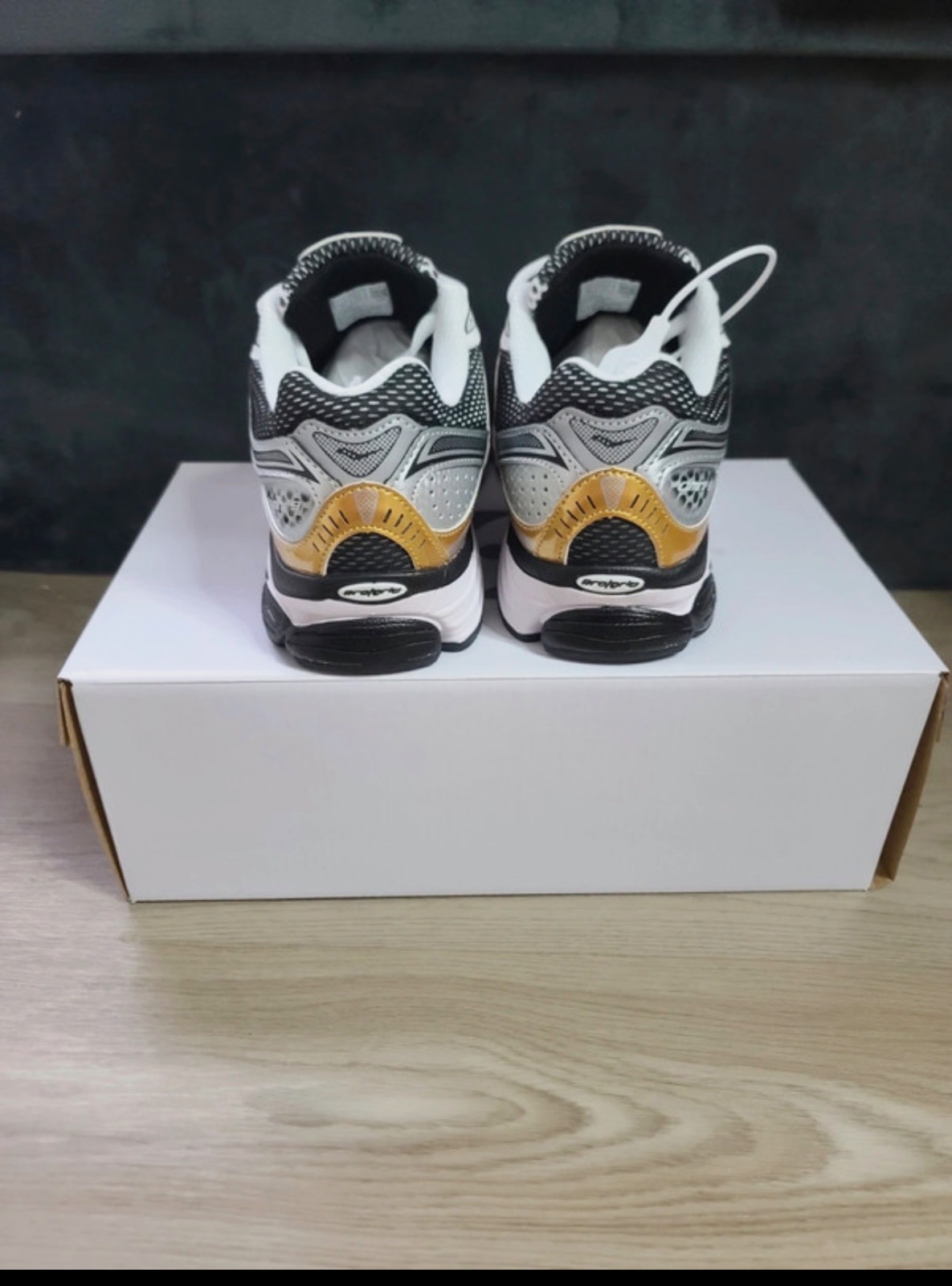 Baskets Saucony ProGrid ProGrid Omni 9 argent et dorées – Saucony – taille EU 42 2