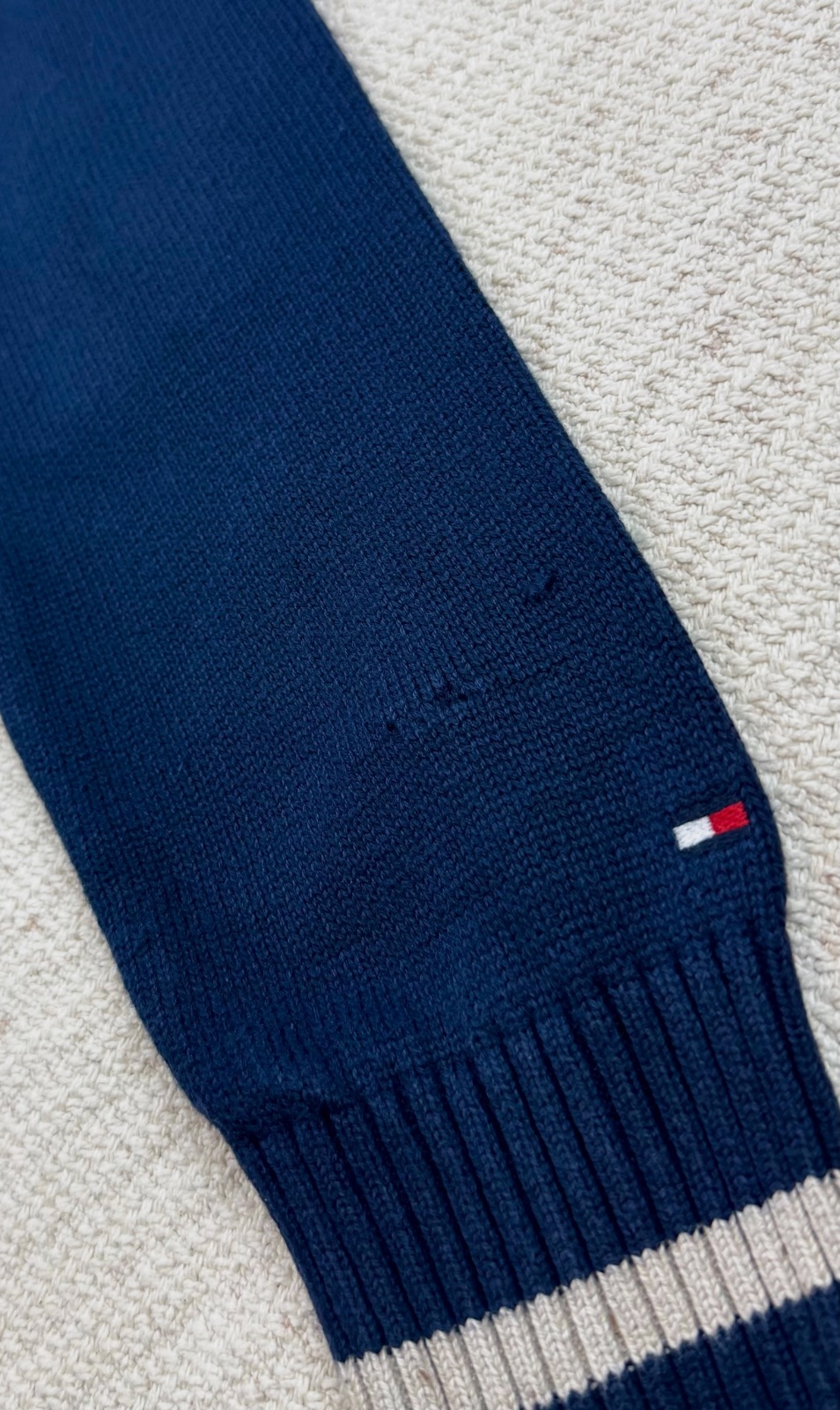 Pull bleu marine Tommy Hilfiger à grand H taille M  – Tommy Hilfiger – taille M 7
