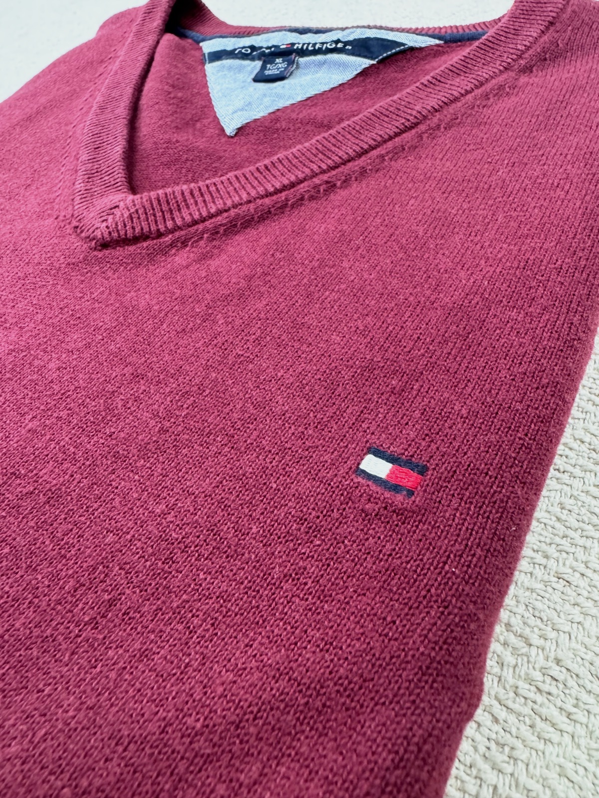 Pull col V Tommy Hilfiger bordeaux XL – Tommy Hilfiger – taille XL 2