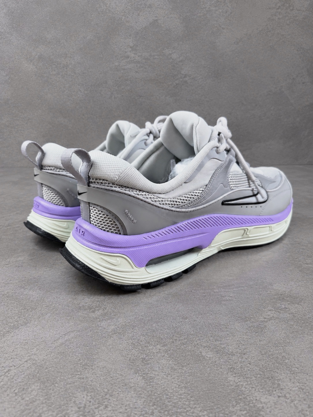 Baskets Nike Air Max Bliss grises et violines T 44.5 – Nike – taille EU 44 5