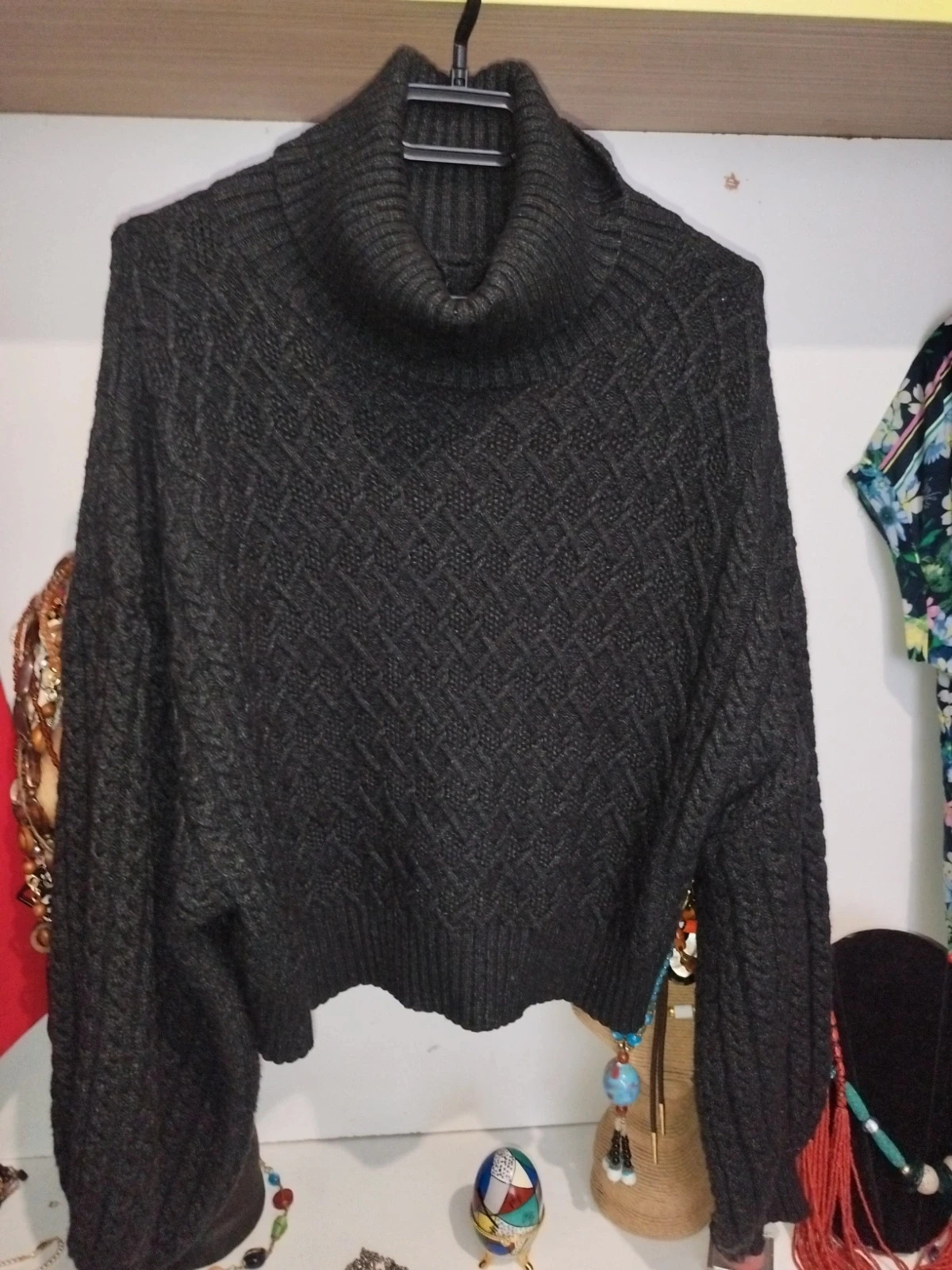 Pull gris anthracite oversize col roulé Zara