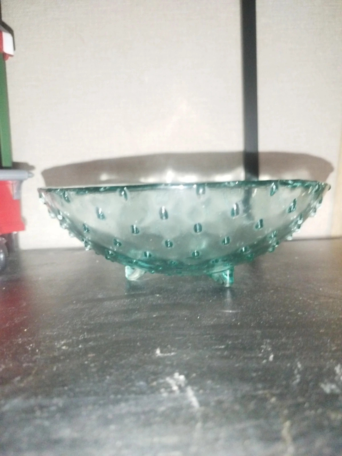 bol de service vintage en verre à motif de clous verts, sur pied