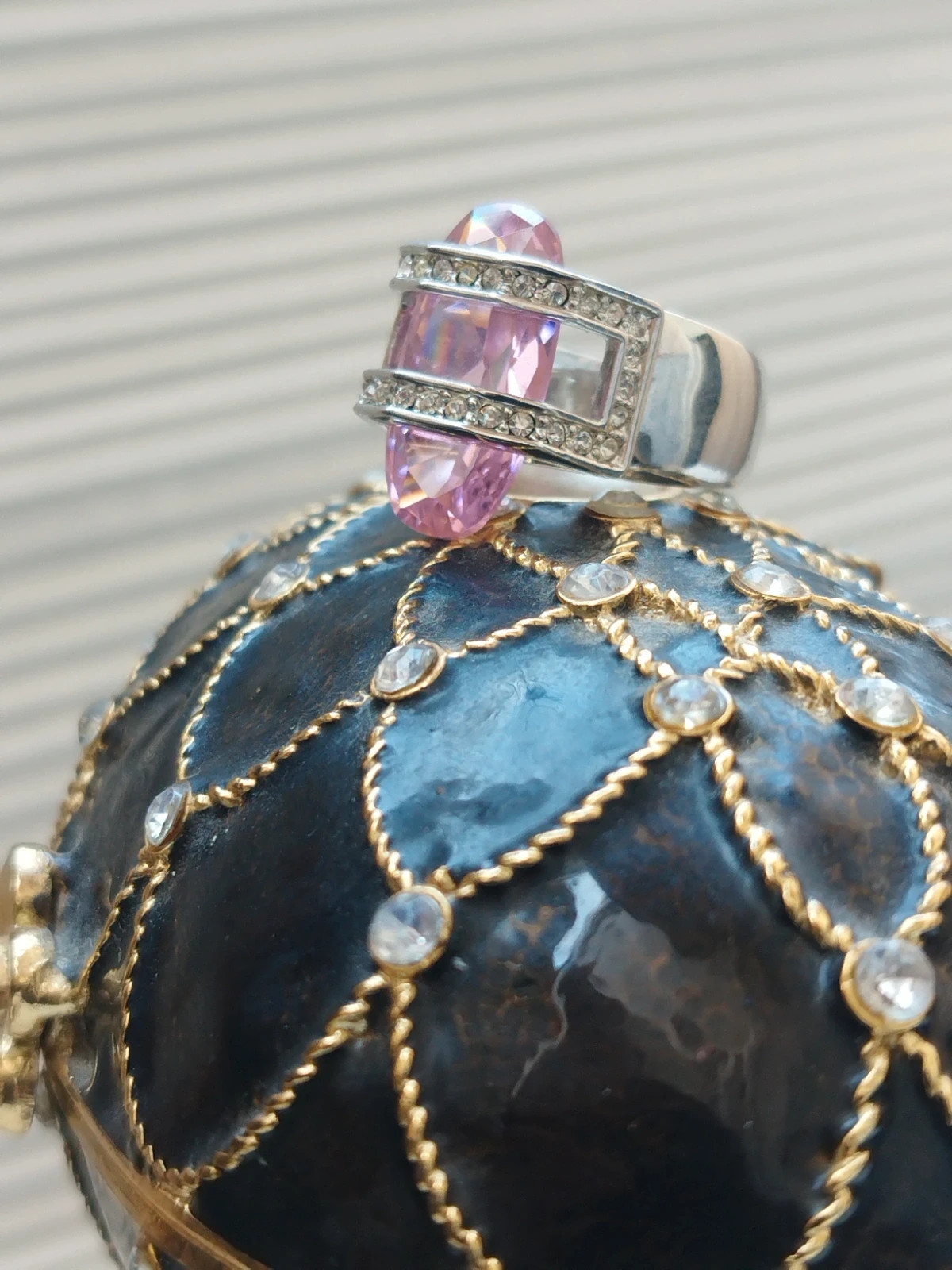 bague vintage en métal argenté et ornée de cabochons en oxyde de zirconium et strass