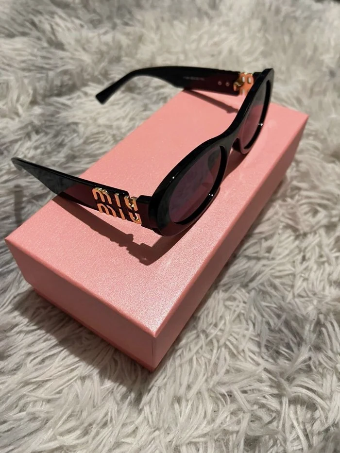 Lunettes de soleil Miu Miu noires