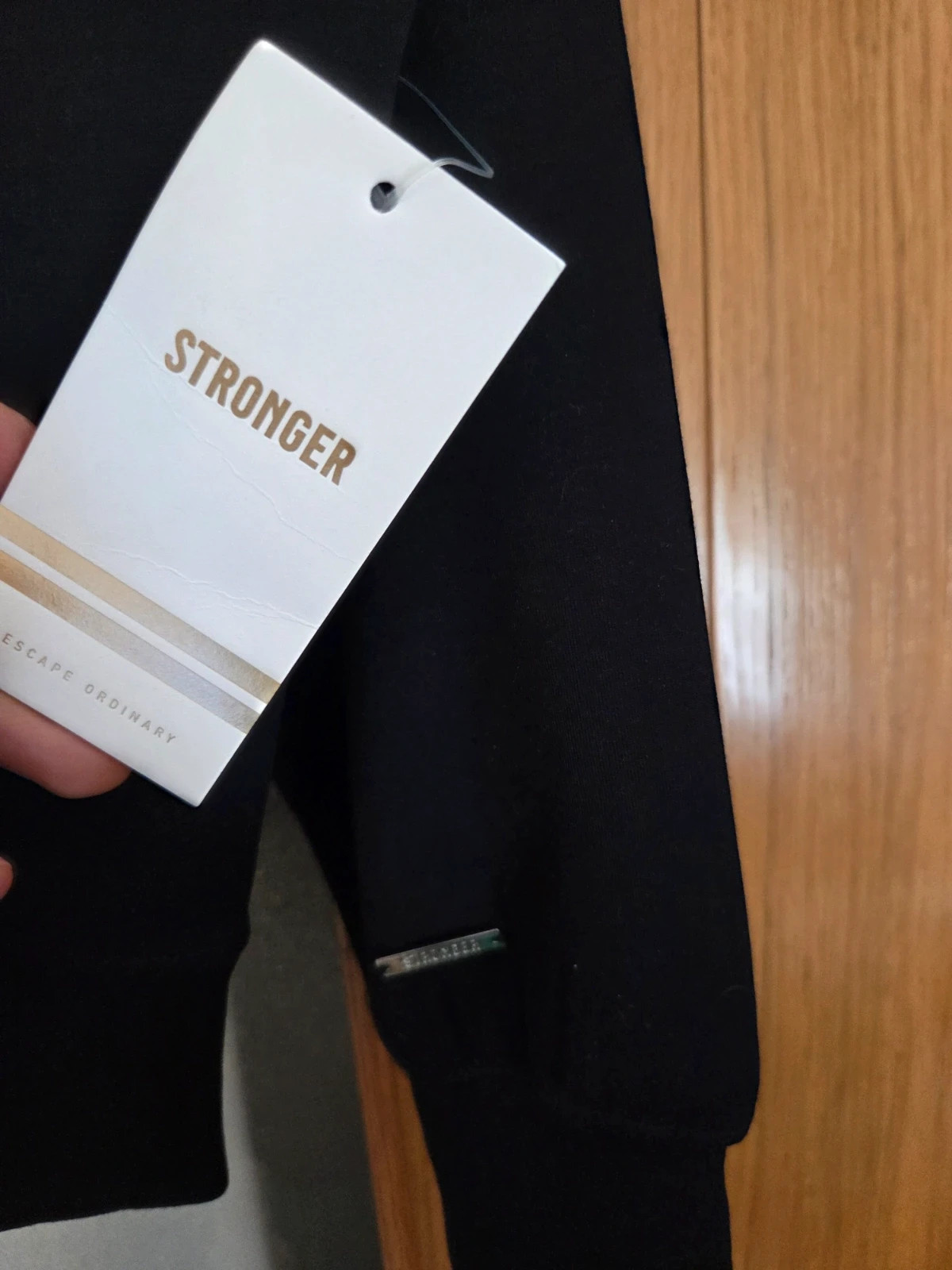 Sudadera con cremallera deportiva de la marca sueca Stronger, modelo Signature Sweat Jacket. – STRONGER – taille L / 40 / 12 2