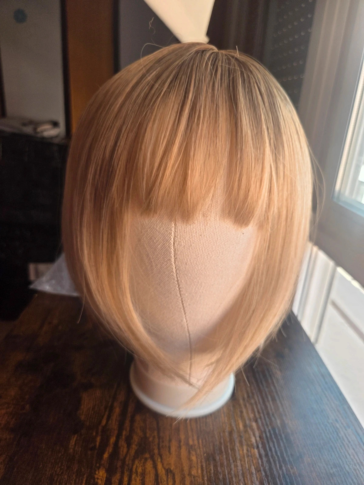 Peluca corta Bob rubia ceniza con flequillo – Topshe (Nueva con accesorios)