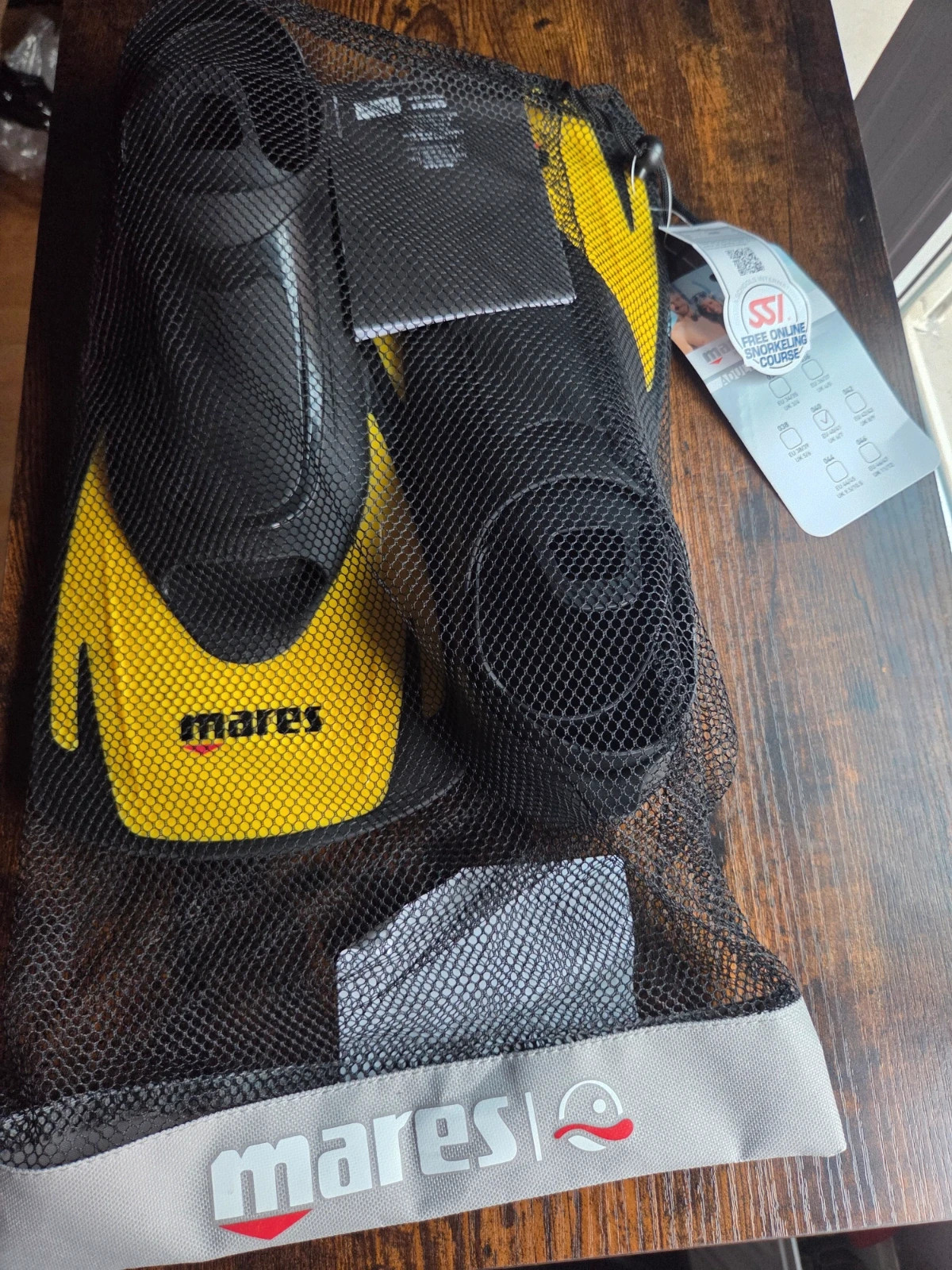 Aletas Mares Hermes Talla 40/41 - Nuevas con etiqueta y bolsa de red