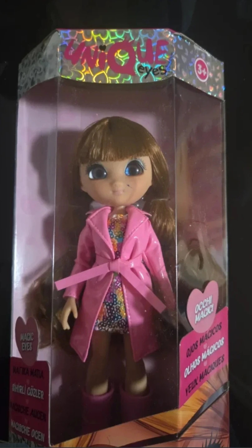 Muñeca Unique Eyes - Sophia con abrigo rosa