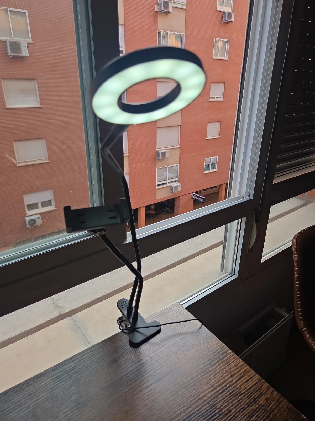 Aro de Luz LED Grundig Ø9cm con Soporte Móvil y Pinza de Mesa – Grundig