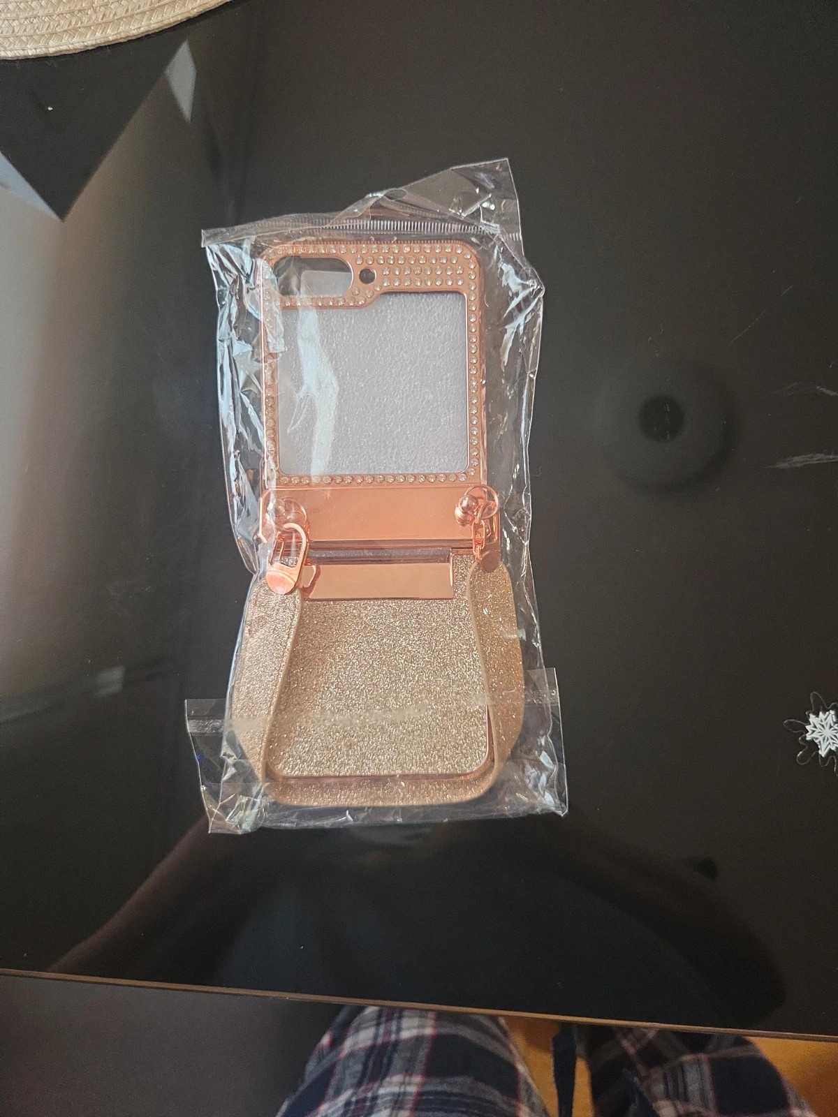 funda de teléfono con purpurina dorada para un Samsung Galaxy Z Flip 5.