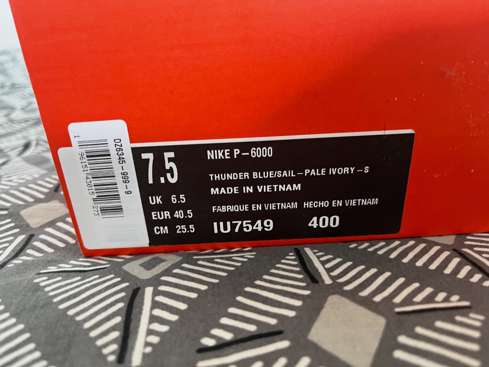 Baskets Nike P-6000 taille 40.5 grises et bleues – Nike – taille EU 40 5