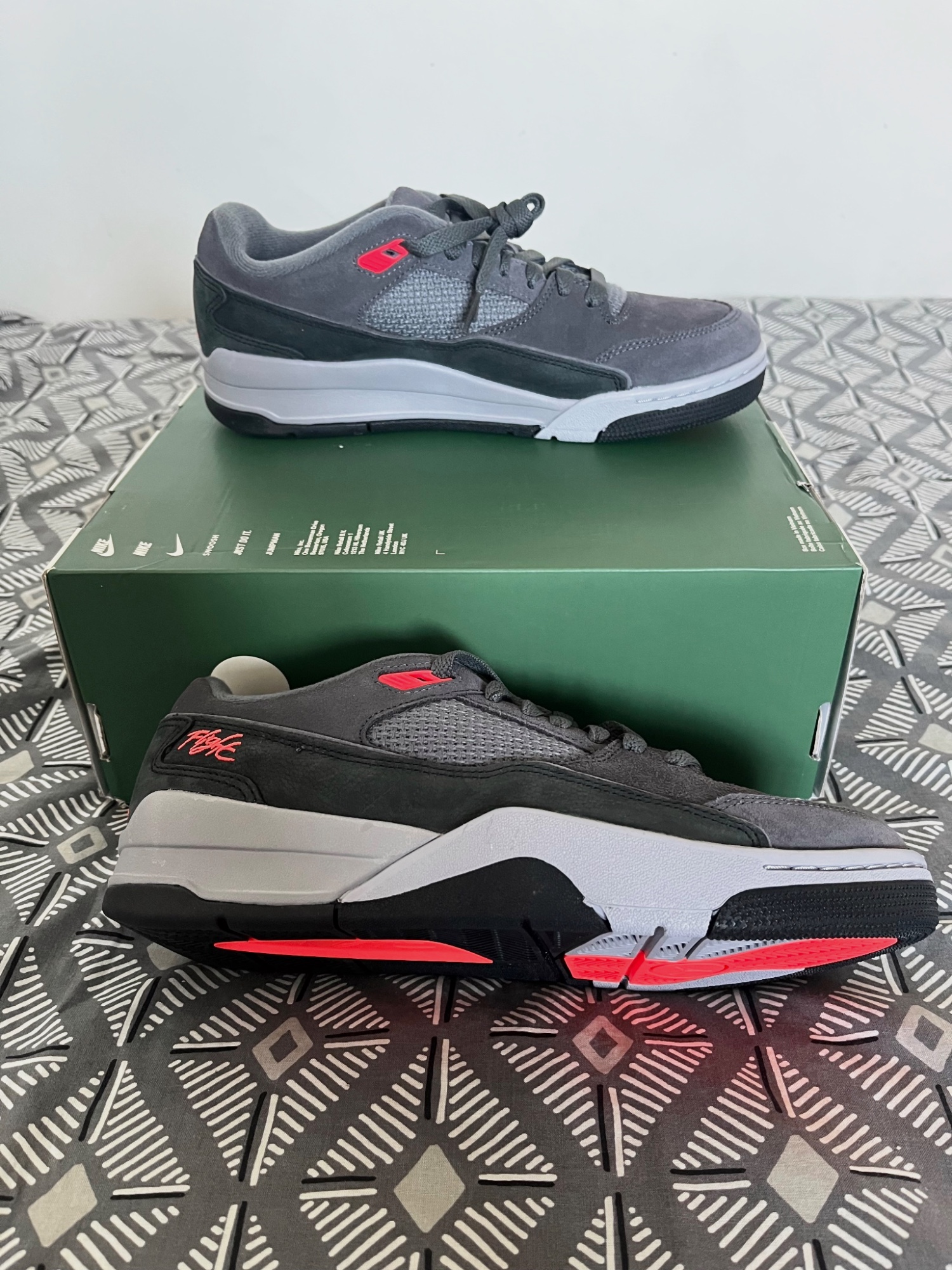 Baskets Jordan Flight Remix grises et rouges